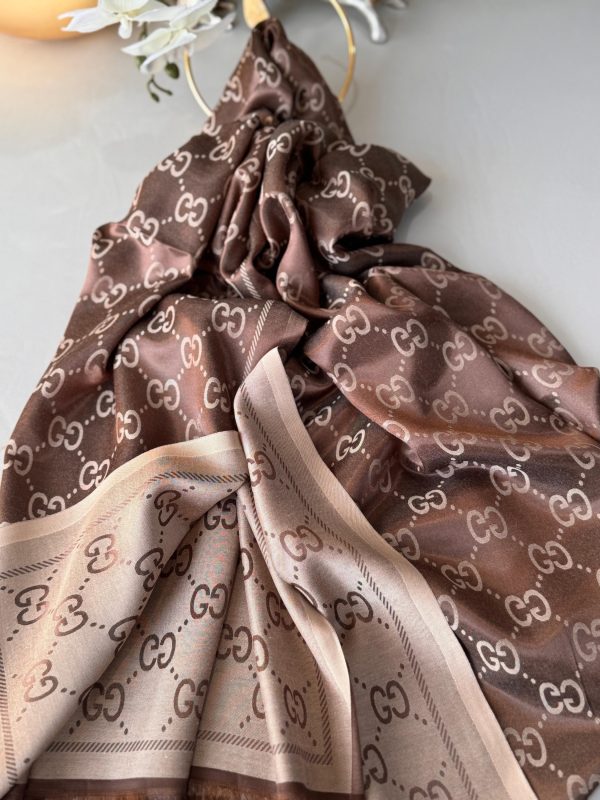 Gucci DESEN Çift taraflı İpeksi Jakar Şal – Kahve Kopyası
