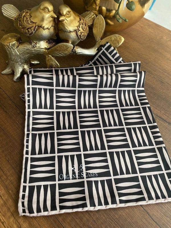 Kare Desen Twill Eşarp – Siyah / Soft Vizon