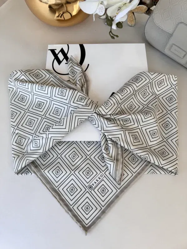Vakko Kare Desen Twill Eşarp 44129 – Vizon