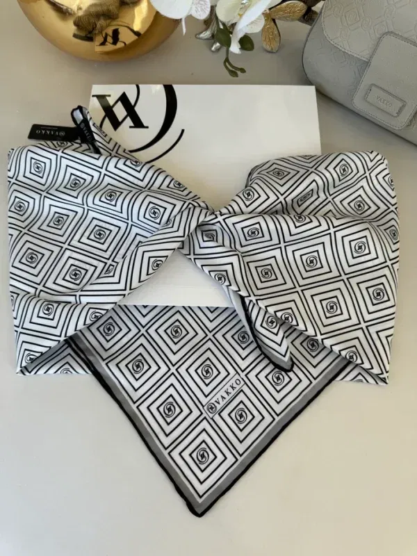 Vakko Kare Desen Twill Eşarp 44129 – Gri/Siyah