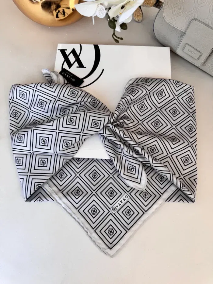Vakko Kare Desen Twill Eşarp 44129 - ekru siyah