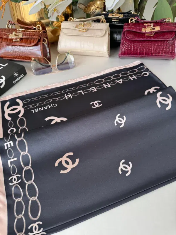 Chanel Saten İpek Eşarp 44124 – Siyah Camel