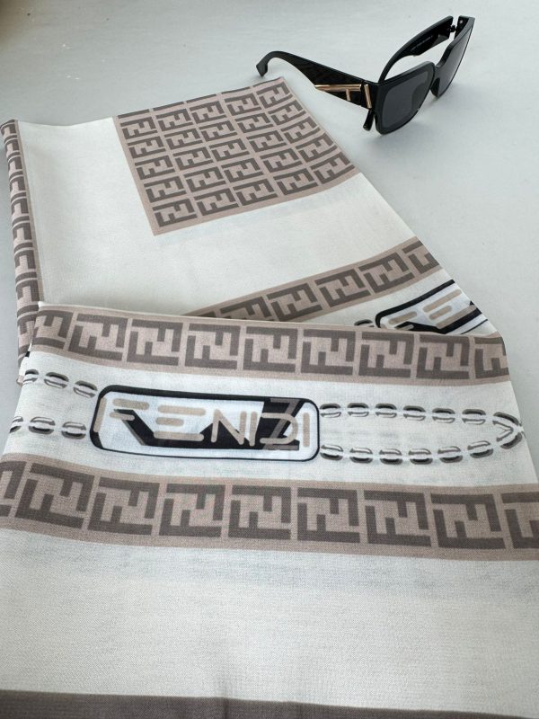 Fendi İpeksi Eşarp 241351 – Vizon