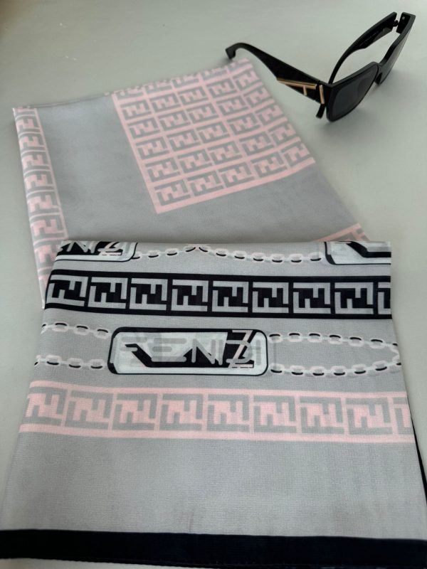 Fendi İpeksi Eşarp 241351 – Gri