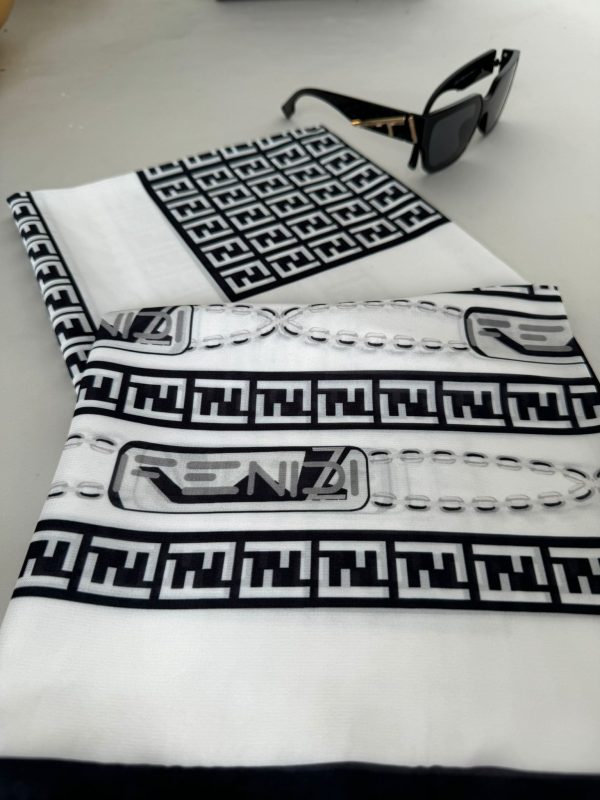 Fendi İpeksi Eşarp 241351 – Ekru