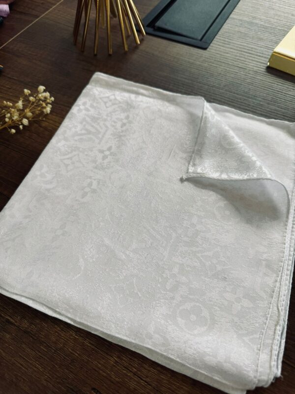 LV Desen Jakar Eşarp 48971 – Kırık Beyaz