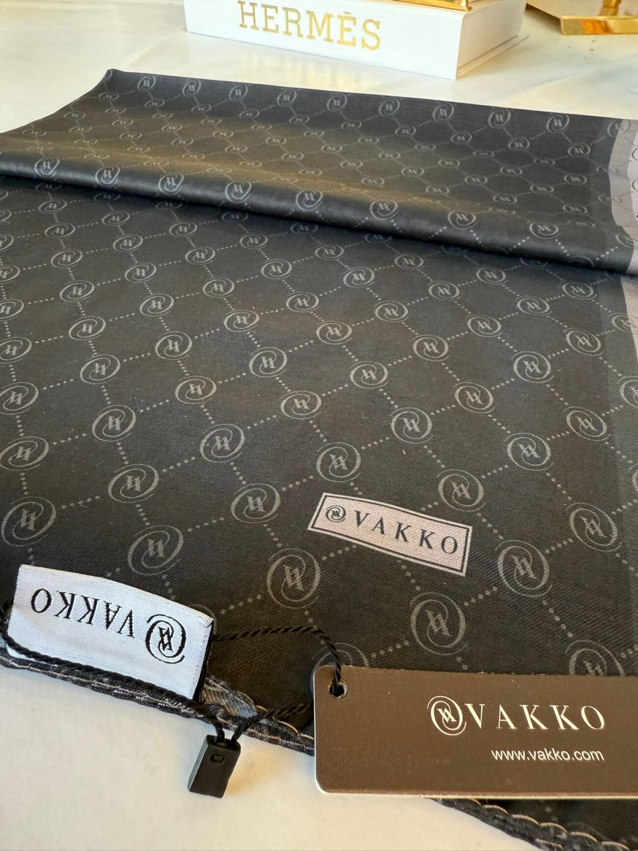 Vakko Monogram Desen Pamuk İpeksi Şal 456456 - siyah - Görsel 2