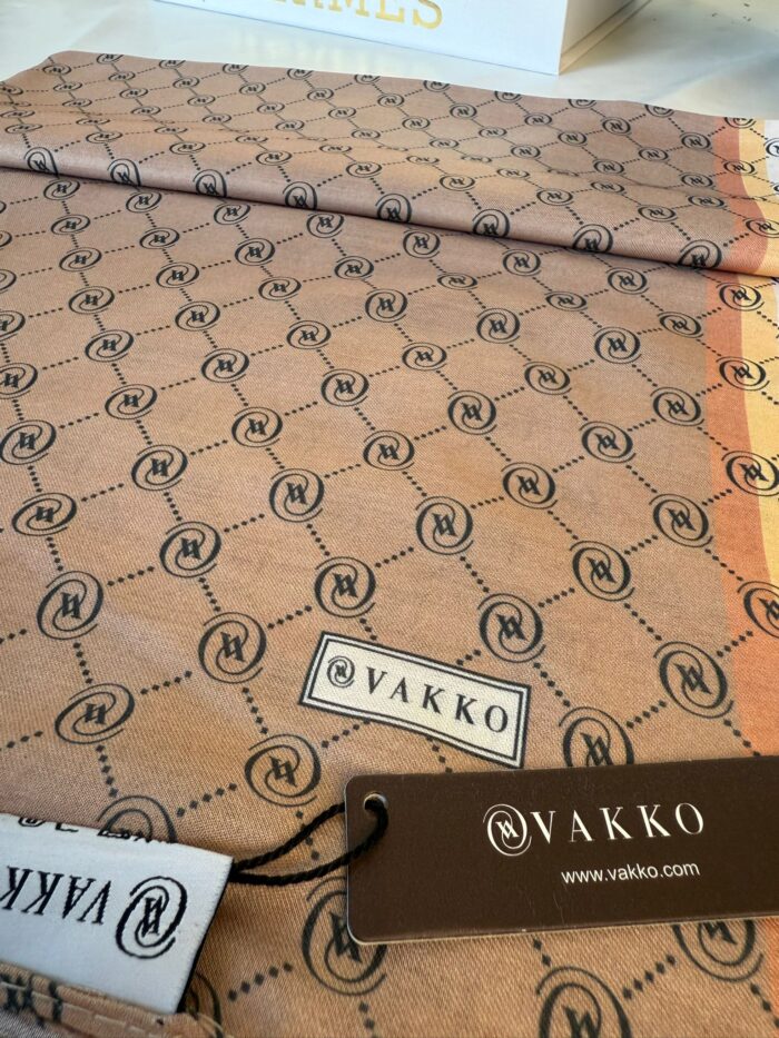 Vakko Monogram Desen Pamuk İpeksi Şal 456456 -karamel - Görsel 2
