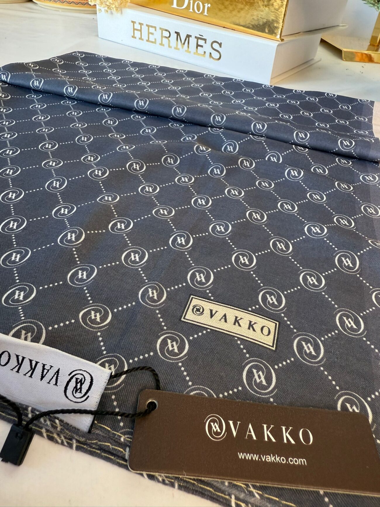 Vakko Monogram Desen Pamuk İpeksi Şal 456456 -antrasit - Görsel 2