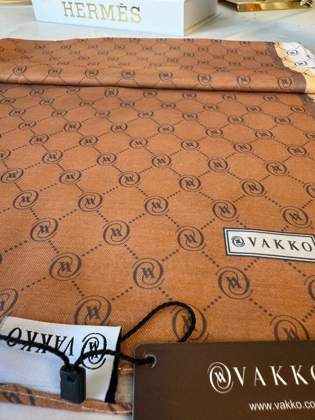 Vakko Monogram Desen Pamuk İpeksi Şal 456456 -turuncu - Görsel 2