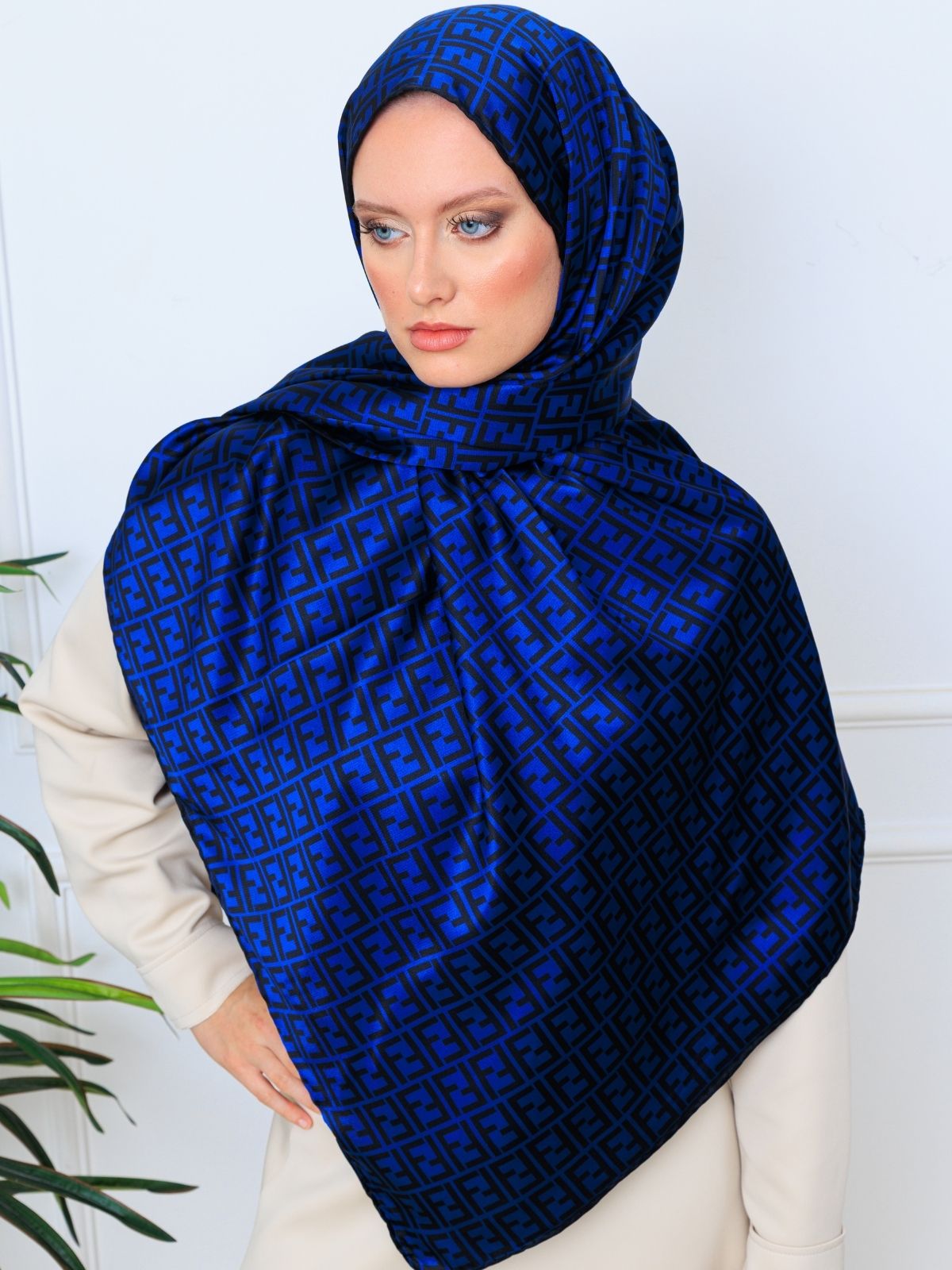 İthal Çifttaraflı Fendi İnci Vual İpek Şal-14500 -Lacivert - Görsel 3