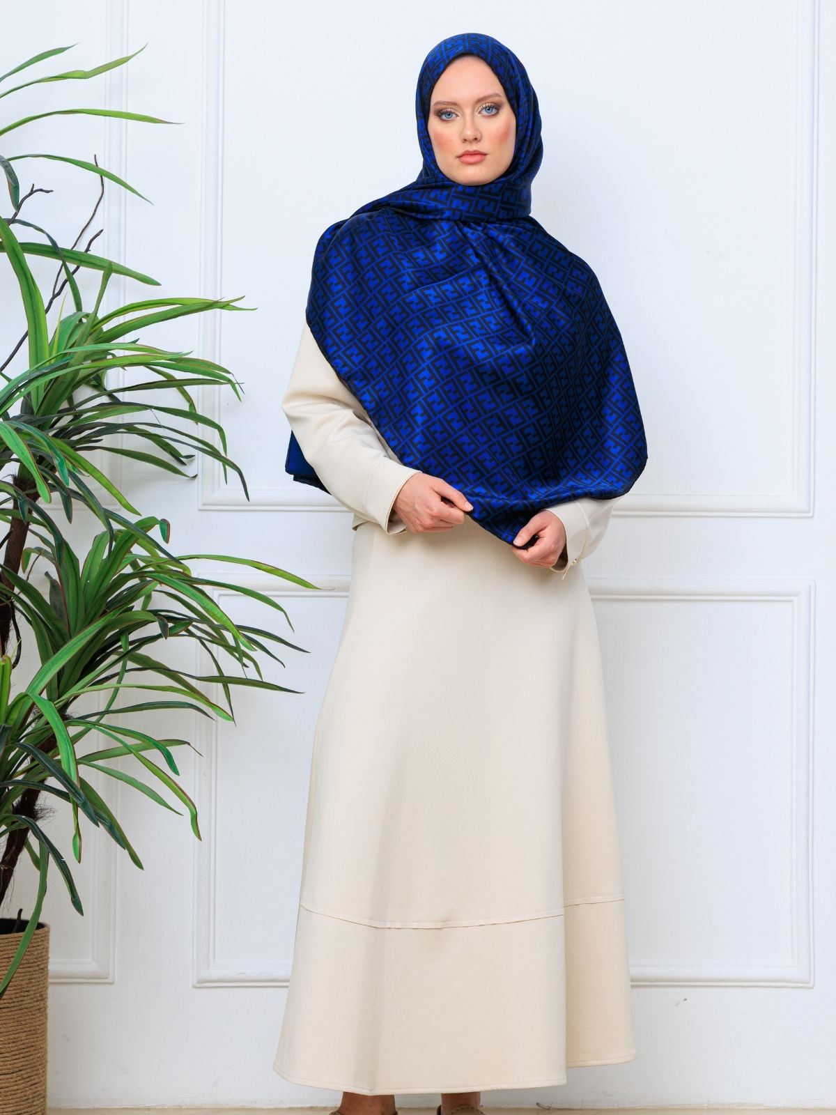 İthal Çifttaraflı Fendi İnci Vual İpek Şal-14500 -Lacivert - Görsel 5