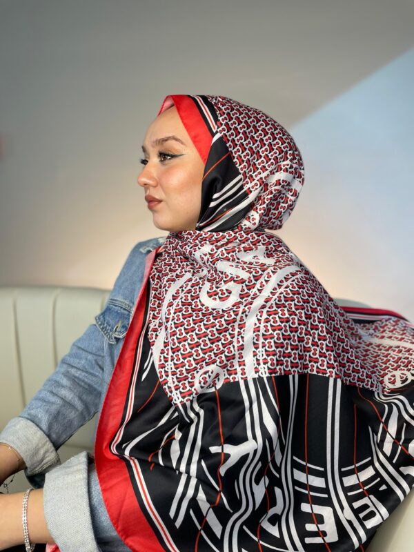 Burberry Monogram Pamuk Soft Şal 64303 – Siyah-Kırmızı