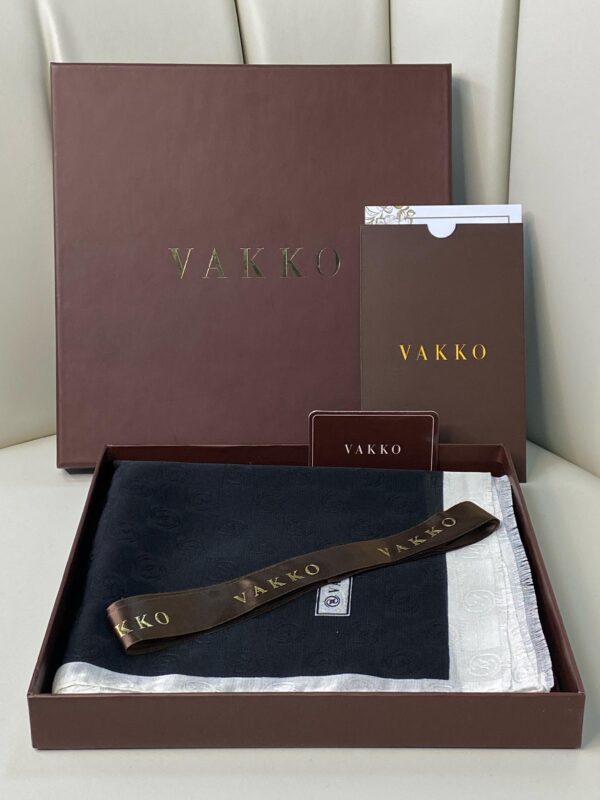 İthal Full Set Kutulu A Kalite Vakko monogram İpek Şal 3444 – Siyah/Beyaz
