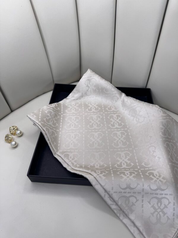 Guess Desen İpeksi Jakar Şal-75896- Gümüş