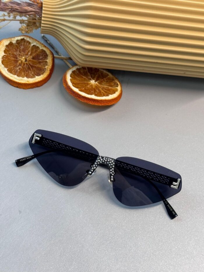 Fendi Üçgen Tasarım Daimond Güneş Gözlüğü - Mat Siyah Degrade