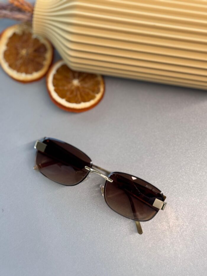 Mıu Mıu Kare Kesik Cam Detaylı Güneş Gözlüğü - Kahve