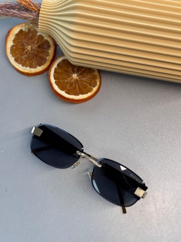 Mıu Mıu Kare Kesik Cam Detaylı Güneş Gözlüğü - Siyah